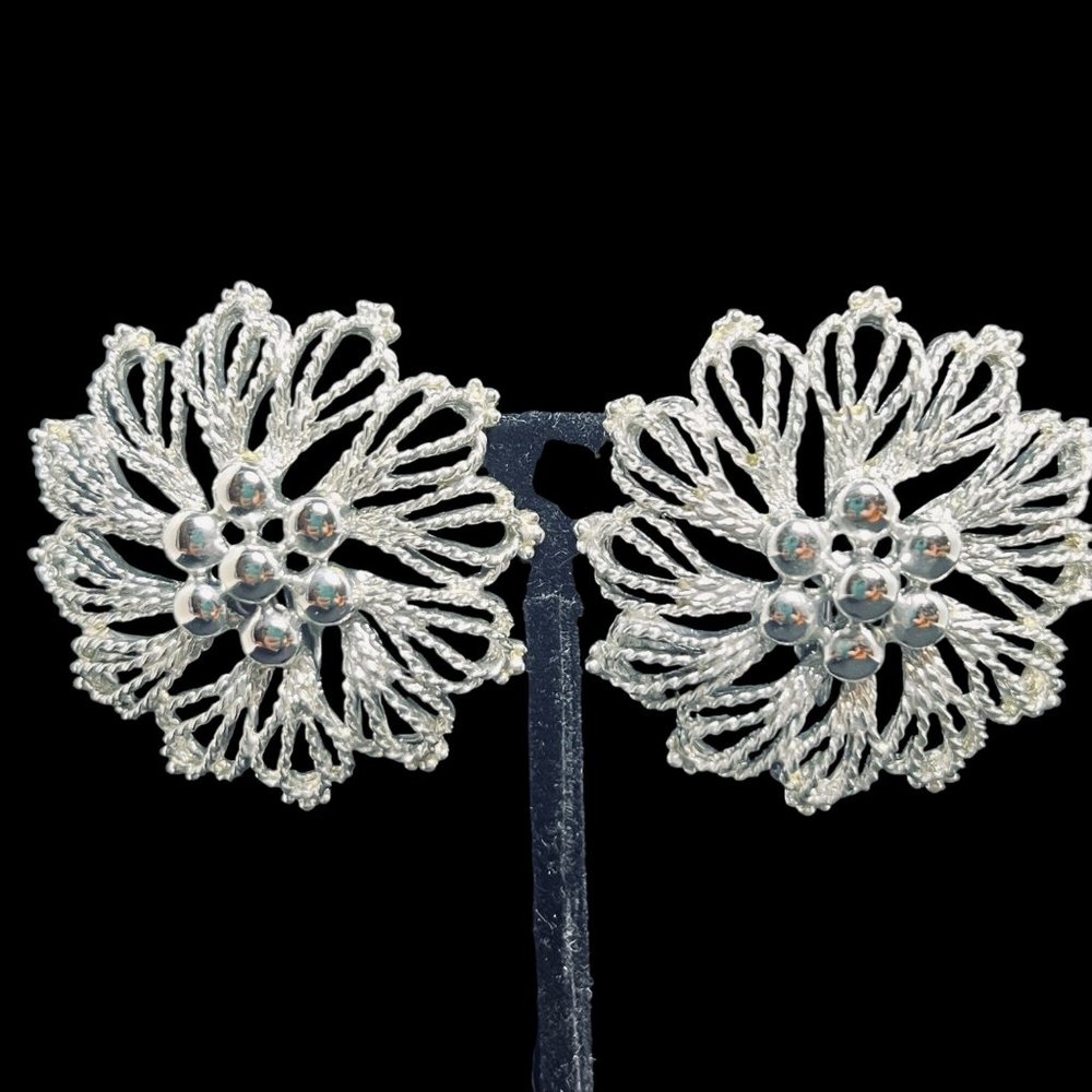 Vintage Emmons Silver Tone Spiral Flower Clip On Earrings (4629)